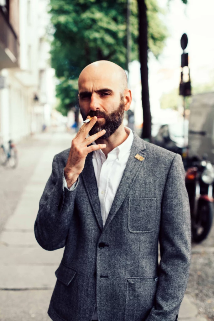 Bene looking to Camera frontal with cigaret in hand groß